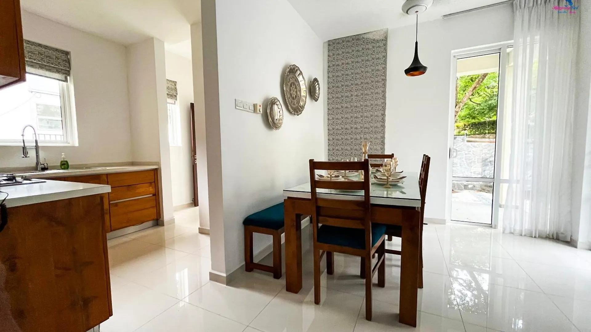 Hummingbird Lake Villa- Kandy Sri Lanka